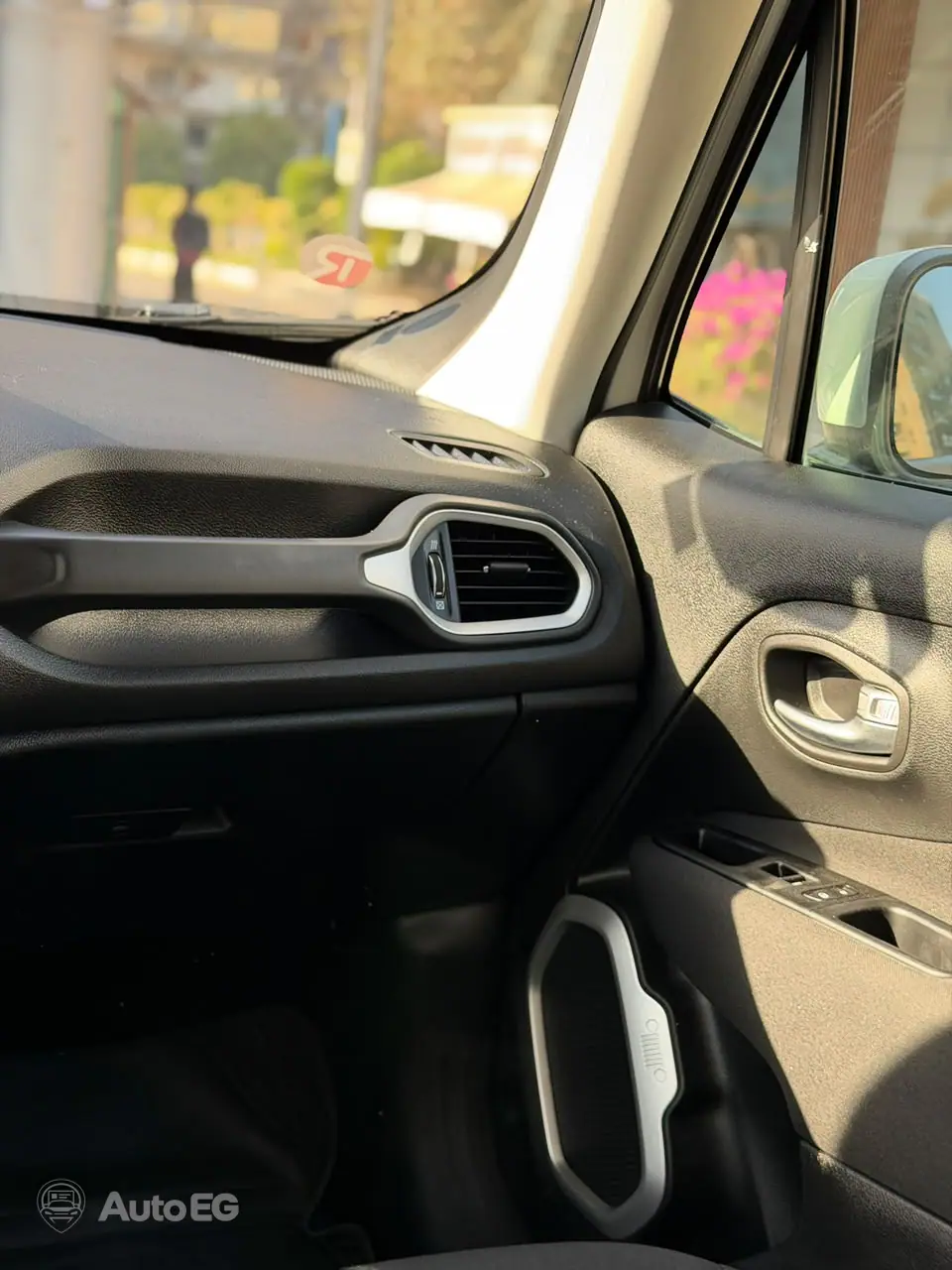 Jeep Renegade ٢٠٢١ – الصورة 14 من 23