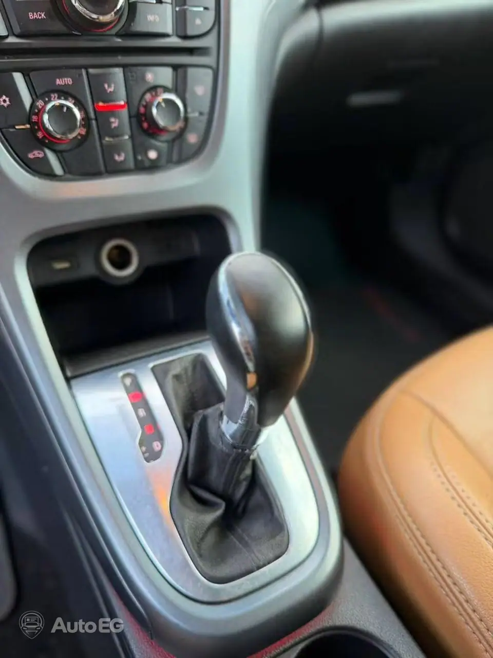 Opel Astra ٢٠١٦ – الصورة 14 من 17