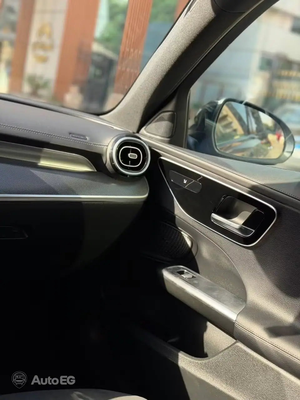 Mercedes-Benz C200 ٢٠٢٢ – الصورة 15 من 21