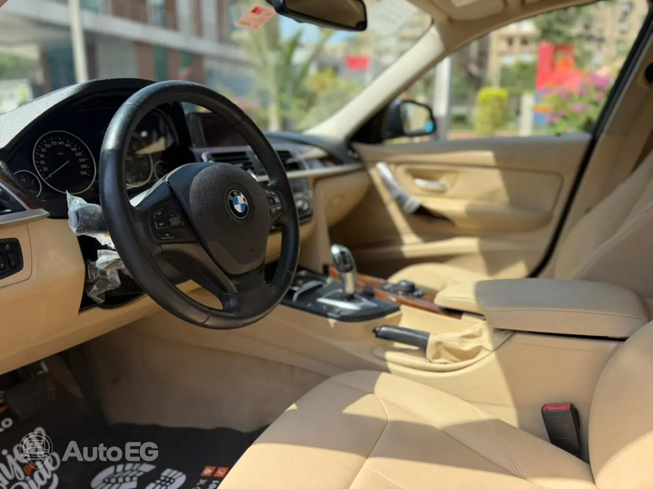 BMW 318I ٢٠١٦ – الصورة 12 من 24