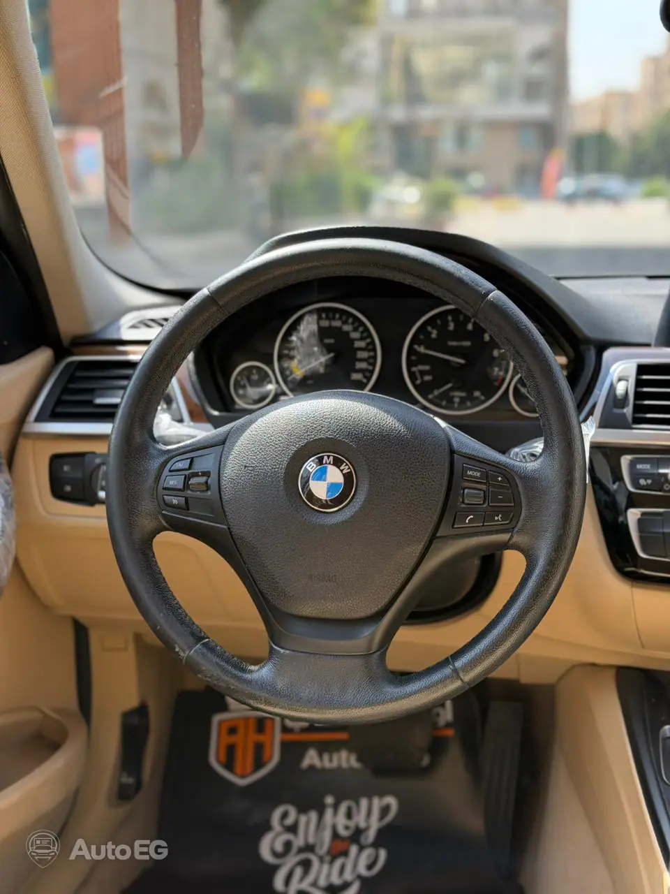 BMW 318I ٢٠١٦ – الصورة 18 من 24