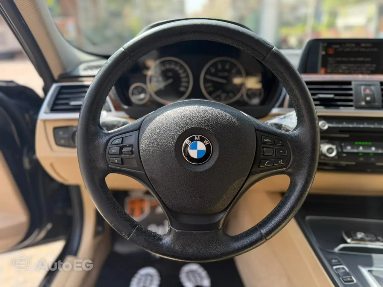 BMW 318I ٢٠١٦ – الصورة 19 من 24