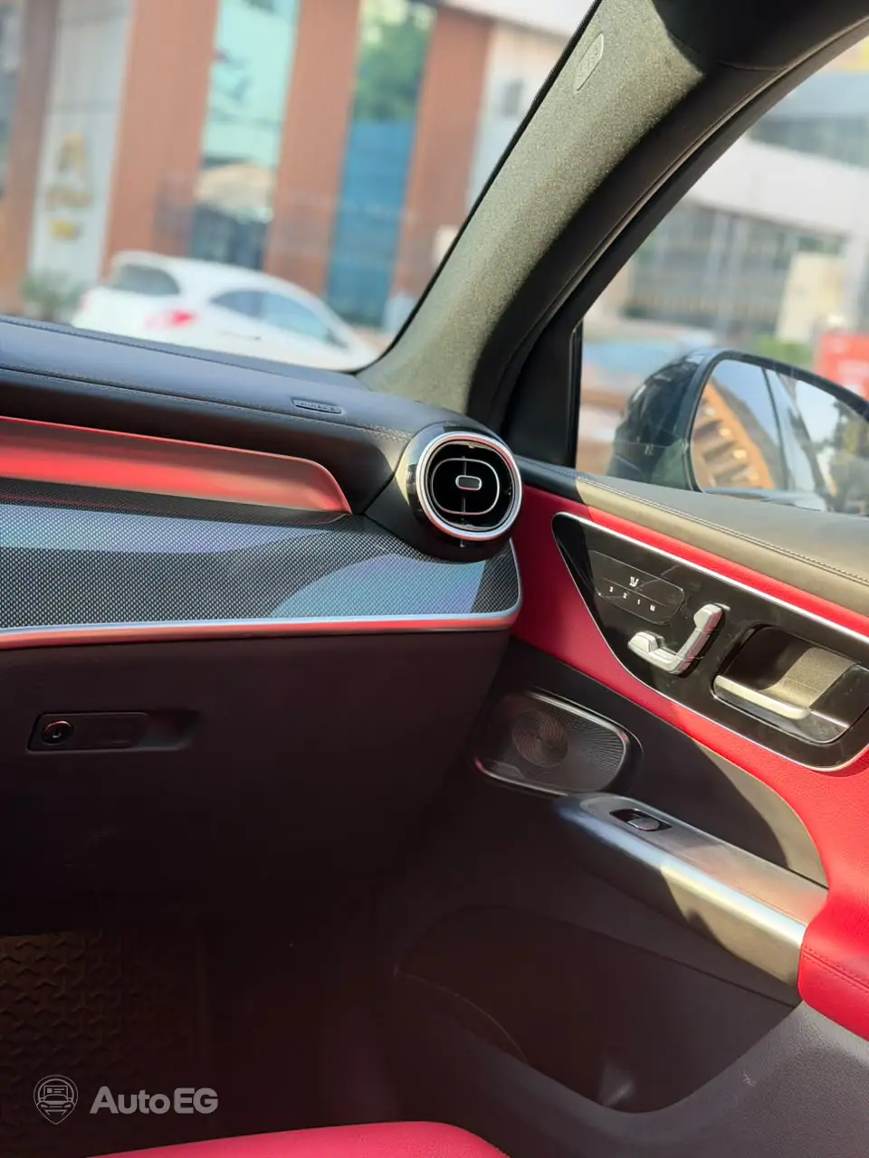 Mercedes-Benz GLC200 Coupe ٢٠٢٤ – الصورة 14 من 24